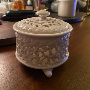 Ivory Ceramic Lidded Trinket Box / candy dish. Beautiful delicate pattern
